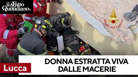 Lucca Il Momento In Cui La Donna Viene Estratta Viva Dalle Macerie