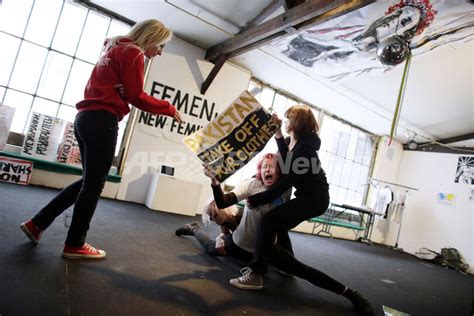 女性権利団体femen、パリでハードなトレーニング 写真18枚 国際ニュース：afpbb News