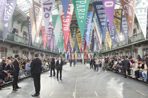 Ambiance Front Row Au Défilé De Mode Homme Kenzo Printemps été 2023