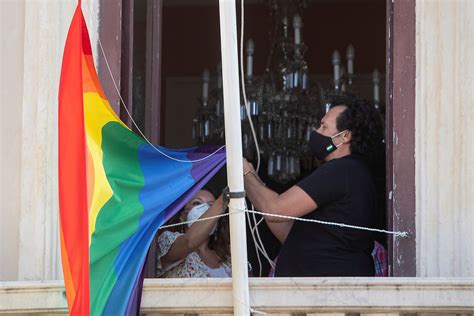 Polémica por la presencia de la bandera arcoíris en edificios oficiales