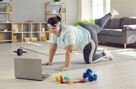 Mujer Con Sobrepeso Feliz Usando Laptop Y Haciendo Entrenamiento