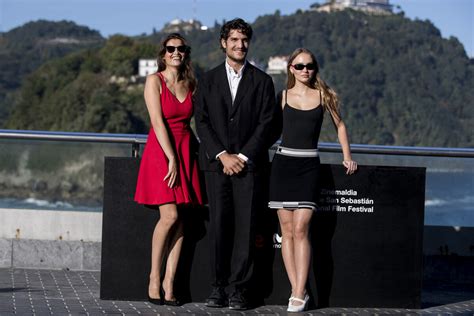 Photo Louis Garrel Laetitia Casta Et Lily Rose Depp Au Photocall De