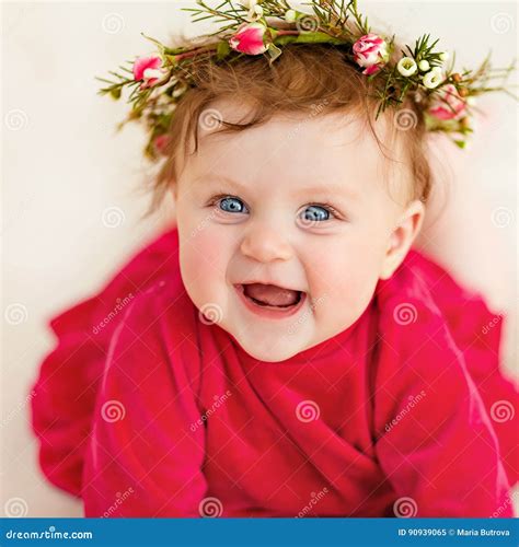 Portrait D Une Petite Fille De Sourire De Petite Fille Dans Une Robe