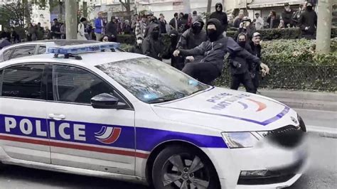 Voiture De Police Attaquée à Paris Un Majeur Et Un Mineur Présentés à