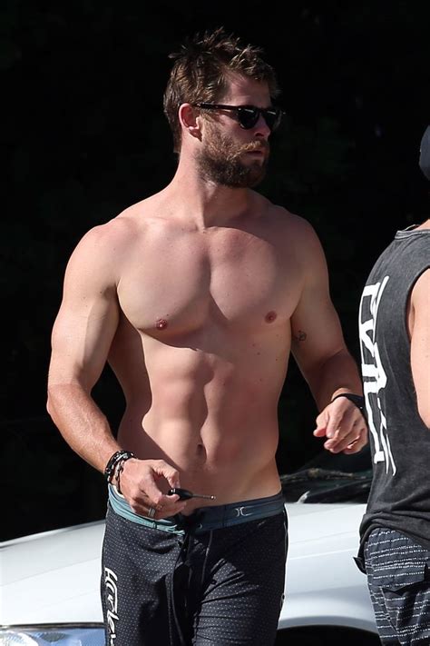 Chris Hemsworth Exibe Físico Sarado Em Dia De Praia Na Austrália Chris Hemsworth Sem Camisa