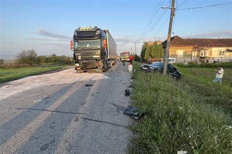 Aktu Lne Foto V Na Nehoda Auto Sa Zrazilo S Kami Nom Na Mieste