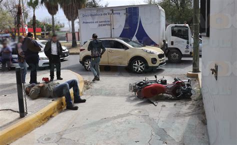 Cierra El Paso Tumba A Motociclista Derrapa Y Rebota Contra Pared En