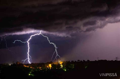 Fotógrafo registra chuva de raios em Minas Estado de Minas