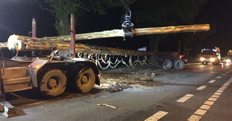 Feuerwehr beseitigt Ölspur auf der Höxterstraße in Lügde Lokale