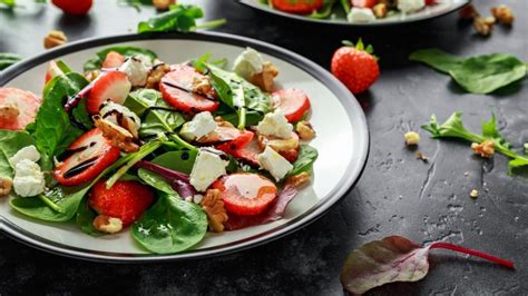 Ensalada De Espinacas Fresas Y Nueces Disfruta De Este Platillo