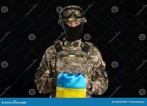 Soldado De Uniforme Militar Bandeira Ucraniana Em Fundo Negro Foto