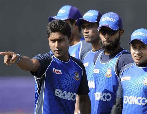 Bangladesh players share a thought at practice | ESPNcricinfo.com