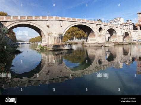 Il Ponte Garibaldi Ponte Sul Tevere Roma Lazio Italy Foto Stock Alamy