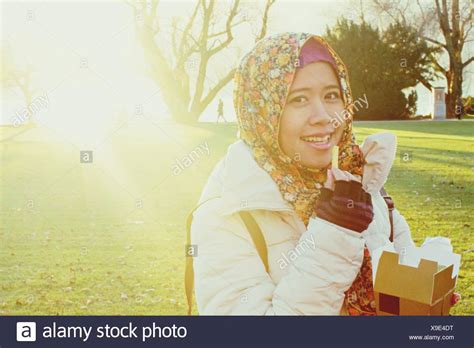 Frauen Kopftuch Stockfotos Und Bilder Kaufen Alamy