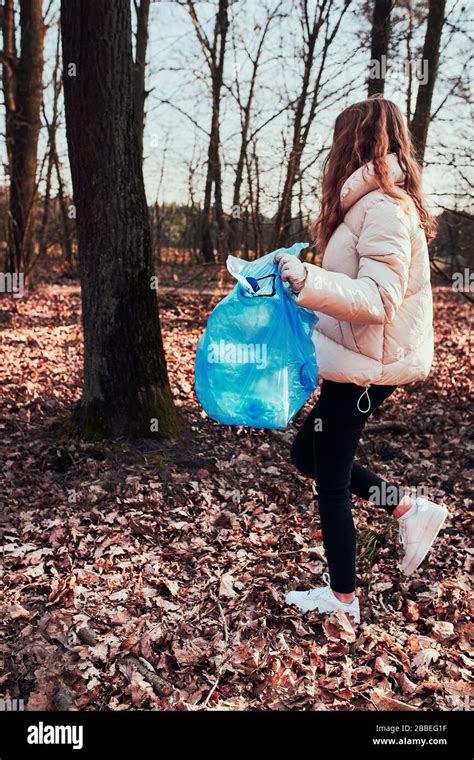 Mujer Joven Limpiando Un Bosque Voluntario Recogiendo Residuos