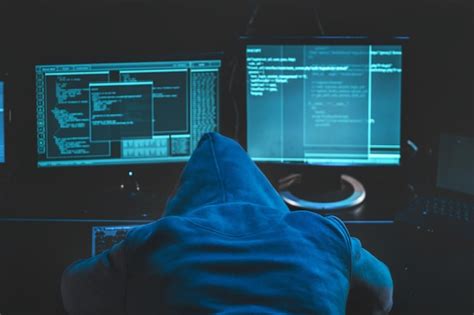 Hacker Encapuzado Cansado E Sobrecarregado Dormindo Em Seu Computador