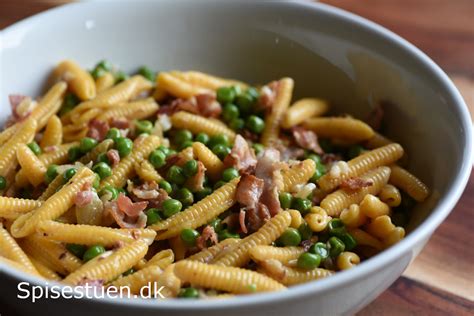 Pasta med bacon og fløde