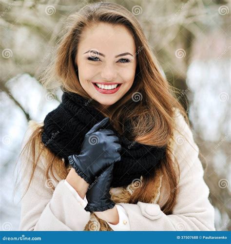 Portrait Exceptionnel De Belle Jeune Fille De Sourire Dehors Photo