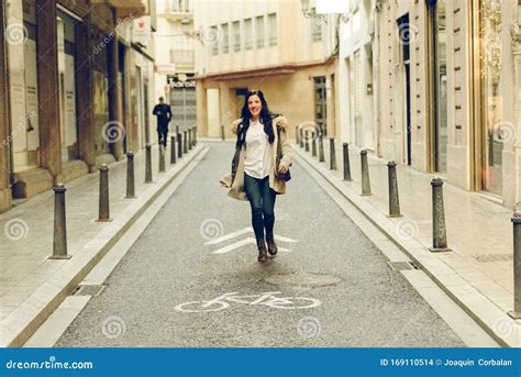 Mulher Feliz Caminhando Pelas Ruas De Uma Cidade Foto De Stock Imagem