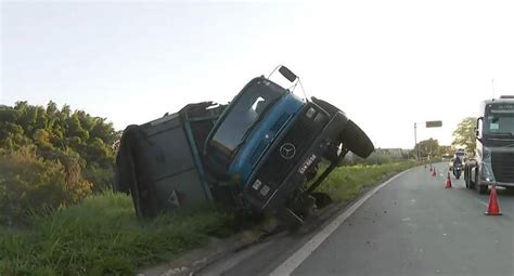 Caminhão tomba e interdita faixas do Anel Rodoviário em BH O Tempo