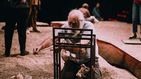 Cr Tica De La Obra De Teatro D As Sin Luz Un Siglo De Sue Os