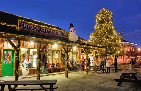 Bryson City Small Town Christmas | RomanticAsheville.com