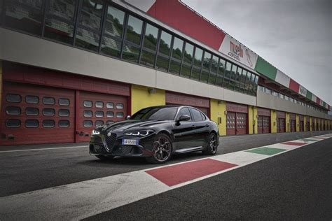 Alfa Romeo Celebra Un Tris Di Premi Vinti Da Giulia Quadrifoglio E