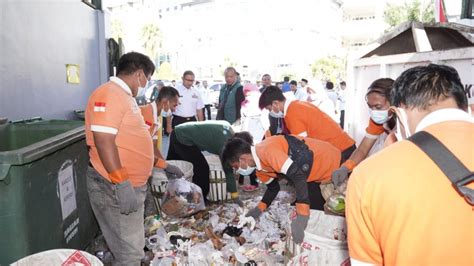 Foto Beri Contoh Nyata Pada Masyarakat Balai Kota Among Tani Miliki Tps R