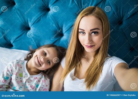 Mère Et Fille Se Trouvant Sur Le Lit Et Prenant Lautoportrait Avec Le