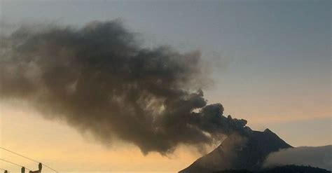 Gunung Lewotobi Laki Laki Erupsi Waspada Semburan Abu Vulkanik