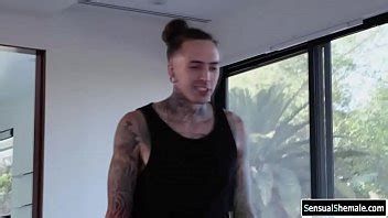 Tatuado Ruckus Destruye El Culo Apretado De TS XVIDEOS