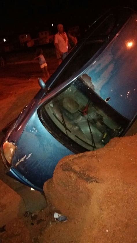 Carro é engolido por buraco de obra parada durante chuva em Palmas