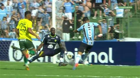 Aos 11 min do 1º tempo assistência de Pepê do Grêmio contra o