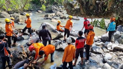 Proses Evakuasi Orang Yang Terjebak Di Galian Tambang Banyumas Masih