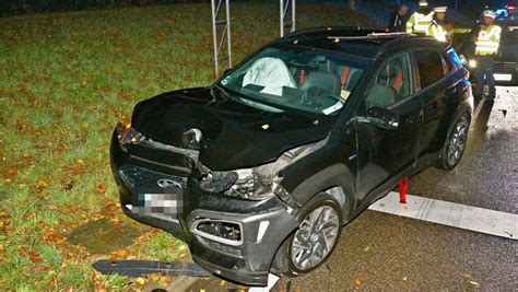 Unfall In Ludwigsburg Autofahrerin Kracht Gegen Ampelmast Schwer