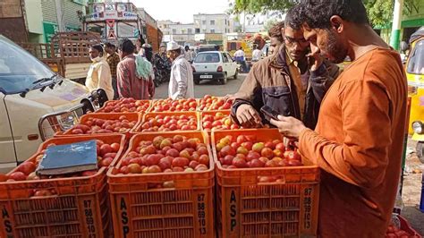 Tomato Rates Continue To Fall Down In Hyderabad Rs 100 For 2 Kgs On Roads