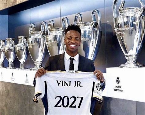 Vinícius Júnior é eleito sexto melhor jogador do mundo segundo o The