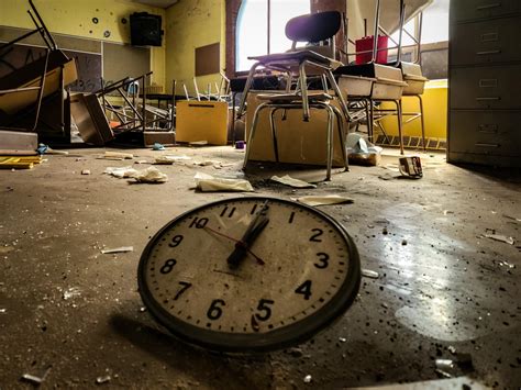 Haunting Photos Show Inside Abandoned Elementary School in Flint ...