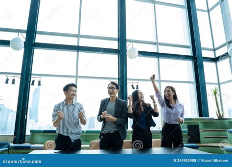 Equipo De Negocios Exitoso Celebrando Un Buen Trabajo Foto De Archivo