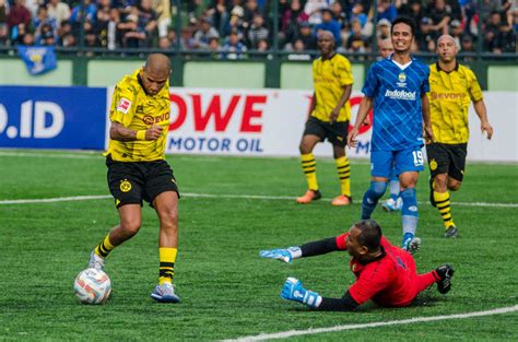 FOTO Borussia Dortmund Legend Kalahkan Persib All Star 4 0