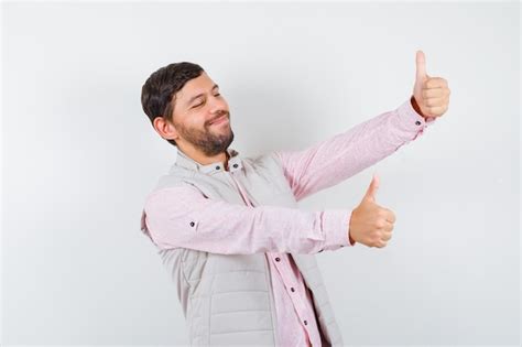 Macho Jovem Bonito Mostrando Dois Polegares Para Cima Na Camisa Colete