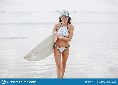 Persona Que Practica Surf De Sexo Femenino Atractiva En Bikini Con La