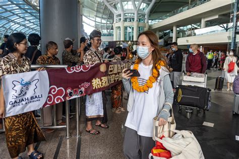 防疫鬆綁後恢復直航 首架中國遊客包機抵印尼峇里島 星島日報