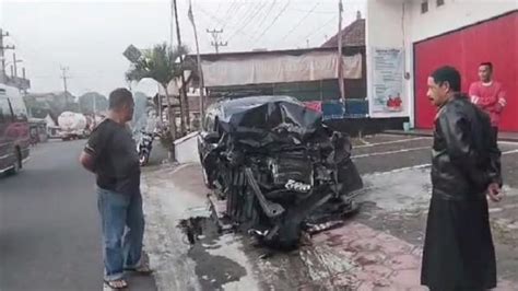 Kecelakaan Di Salatiga Avanza Tabrak Truk Orang Luka Luka