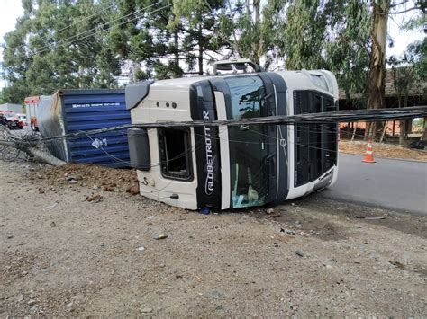 Caminhão tomba e derruba fiação elétrica em movimentada Rua de Curitiba