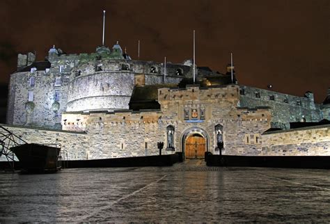 edinburgh_castle_night_view_2010 | HistoryNet