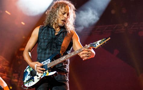 Metallica's Kirk Hammett falls on stage after slipping on guitar pedal ...