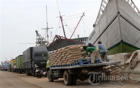 Bongkar Muat Barang Di Pelabuhan Sunda Kelapa Foto