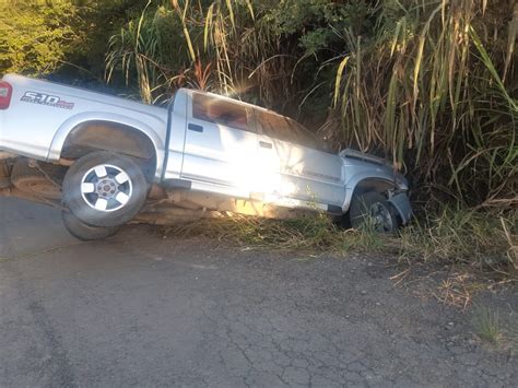 Motorista Fica Ferida Ap S Perder Controle Da Dire O Sair Da Pista E