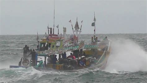 Perahu Nelayan Puger Terjang Gelombang Tinggi Youtube